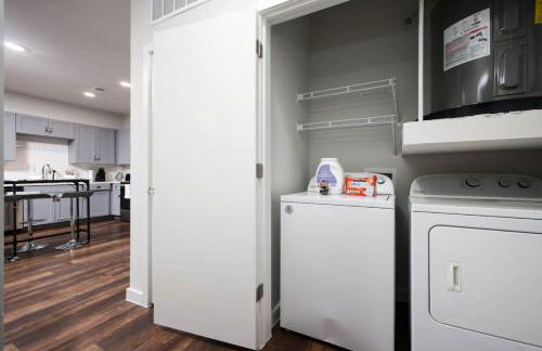 Modern 2BR Getaway-w Parkng, Near Rvrwlk&Conv Ctr - Foto 69