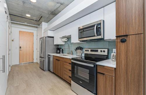 Downtown views! Amazing pool gym hottub Luxury apt - Foto 17