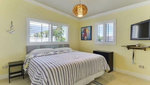 Beautifully Remodeled Roomy Single Family Stilt Home, 2 Bedroom Home by RedAwning - Foto 2, Habitación