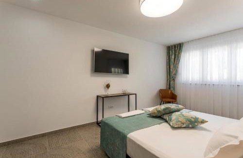 Luxe villa with pool, jacuzzi, and sauna - Foto 8