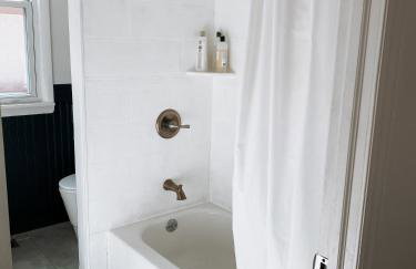 Designer Home 2 Bedroom - 20min to NYC WTC - Private Backyard - Foto 30