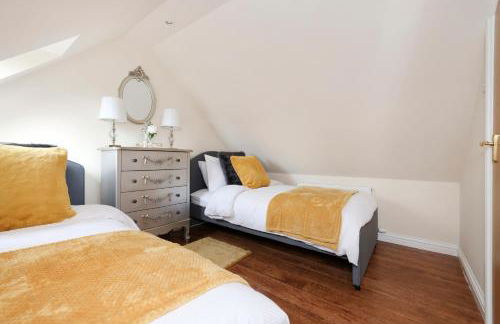 JOIVY Greenknowes Estate with Hot Tub and Bar - Farmhouse and Lodge - Photo 68