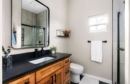 Sunflower House - Luxe Retreat with Sauna & Hot Tub - Foto 28