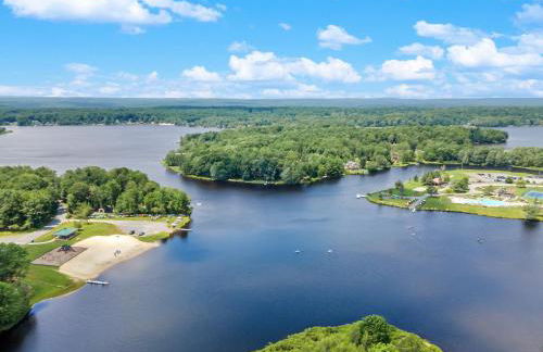 Pocono Lake Escape, includes Golf Cart, Firepit - Foto 66