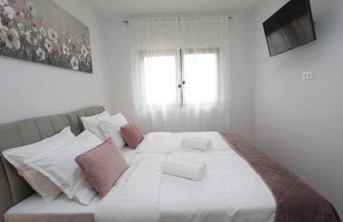 New luxury air-conditioned apartment, with jacuzzi, free parking and gardens - Foto 15
