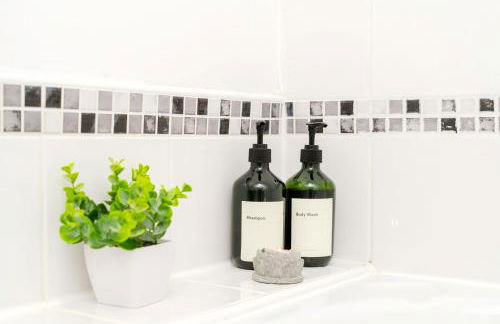 2BR Flat Near City Centre with Free Parking - Foto 16