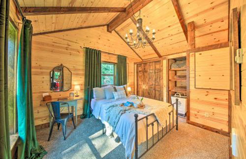 Rustic-Chic Woodland Hideaway with Hot Tub! - Foto 15