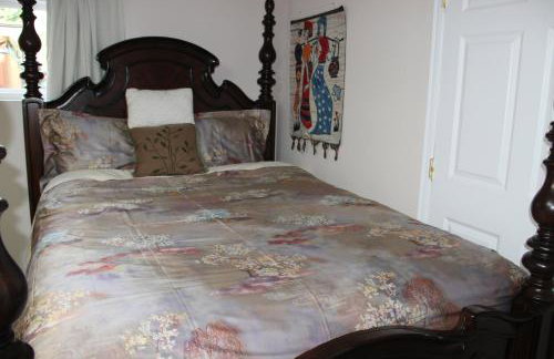 Roomy 2 bedroom 1 bath with private entrance, with fenced yard, and sports court - Foto 11