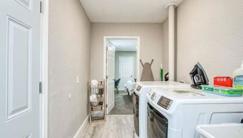 Fun City Haven Spacious Retreat in Fresno - Photo 5