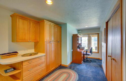 Sauna and Fireplaces! Lakefront Cadillac Retreat - Foto 35