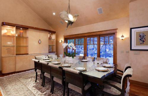 Luxe Artful Mountain Retreat with 4 King Suites, 8 Person Hot Tub and 3 Decks - Foto 14