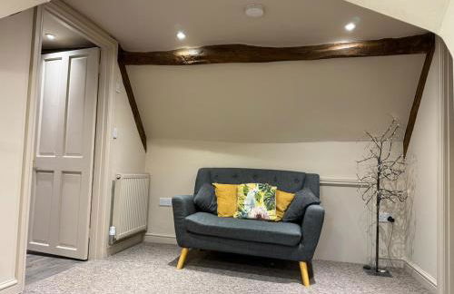 4-Bed Cottage at Famous Tuckers Grave Inn Sleeps 8 - Photo 9