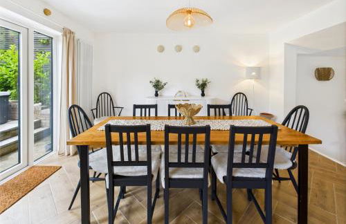 5-Bed Retreat with Hot Tub, Garden & Relaxing Views - Foto 7