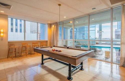 Stylish 1BR HighRise DT, Parking, Pool, Gym, W-D, Golf - Foto 6