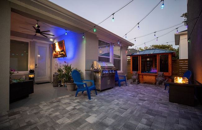 Brand New Modern Pet Friendly Zen Home W/ Private Home Theater & Hot Tub! 2 Bedroom Home by RedAwning - Photo 30