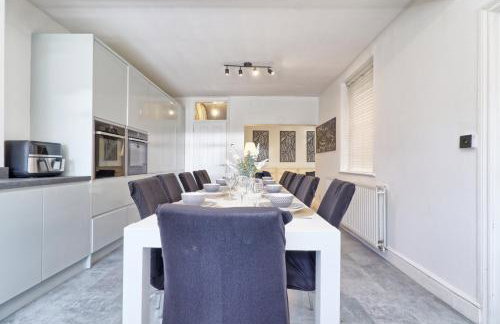 Large Southend Beach House Sleeps 8 Free Parking x 2 Perfect for Contractors 4 King Beds or 8 Single Beds by The Opulent Property Project UK - Foto 11