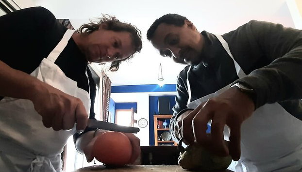 Paella tradicional Valenciana, cocinada con leña de naranjo. - Foto 2, Preparando los ingredientes...