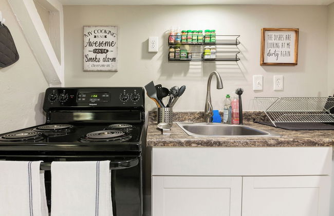 Wonderful Getaway Houston 2BR w/Balcony Views - Photo 8