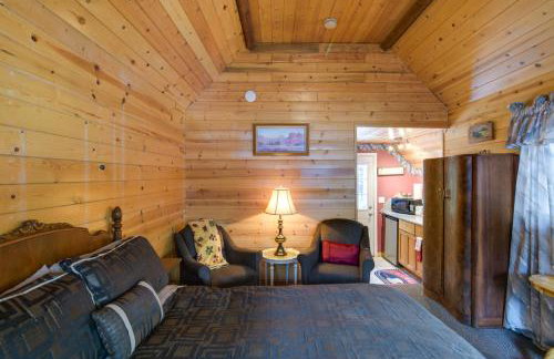 Walk to Trails and Butte Creek Cozy Retreat with Deck - Foto 4