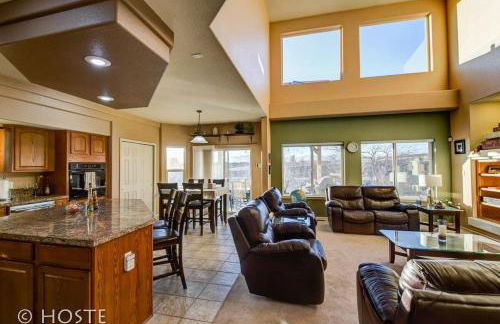 *H* 5BR Home Getaway w/HOT TUB ** - Foto 8