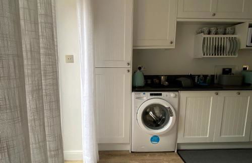 Two Sails Brixham - Spacious modern family seaside home - parking - wood-burner - dog friendly - Photo 27