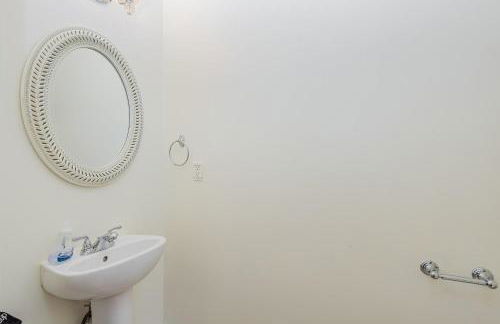 Rhythm & Rest Group Stay with Grill & Cozy Fireplace - Foto 11