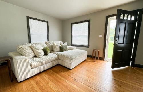 King Bed with Bunkbed Room - Gallatin Stays - Foto 17