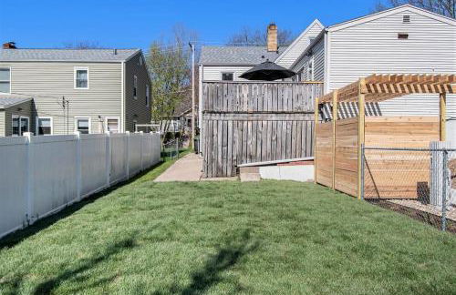 Bright & Stylish 4BR Spot - Close to Downtown Fun - Foto 47