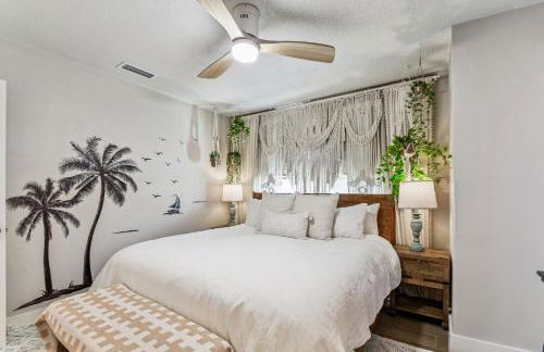 Luxury Home with Hot Tub & Outdoor Oasis blocks from the Beach - Foto 47