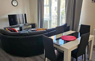 Sleek 4 bed Apartment with 2 bathrooms - Photo 5