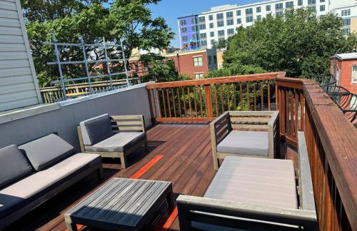 Classy Victorian Brownstone Subway Shopping - Photo 42