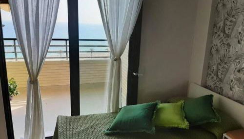 Top-Floor Beachfront Apartment with Parking, Pool, & Spacious Sea-View Balcony - Photo 5