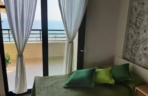 Top-Floor Beachfront Apartment with Parking, Pool, & Spacious Sea-View Balcony - Photo 5