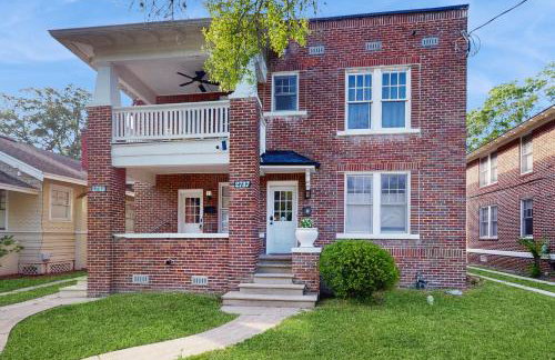 Spacious duplex with private balcony, washer & dryer, and WiFI - Foto 1