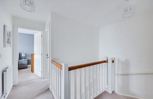 Detached 4 Bedroom 2 Bathroom House - Driveway Parking, Fast WiFi and Smart TV by Yoko Property - Foto 12