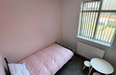 Giga Residential 4 Bedrooms, 8 guests , Near City Centre, Arcade Machine, Sky TV, Netflix, Free Wifi, Free Parking - Foto 14
