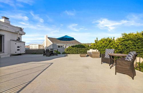 Sea Serenity Coastline Views and Pool - Photo 13