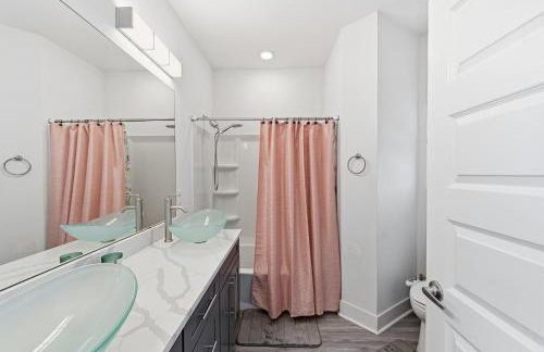 Modern Pine-Scented Retreat – 30 Mins to Beach! home - Foto 22