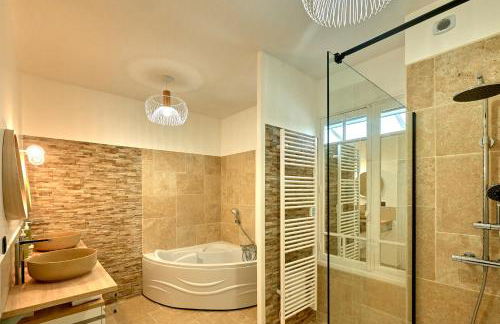 La Villa en Loire, avec Jacuzzi 6 places, Piscine chauffée, boulodrome, salle de jeu, 6 Chambres, vue Loire, 350M2 - Foto 50