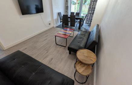 Newly Refurbished 4 Bedroom House with Lovely Garden - Photo 2