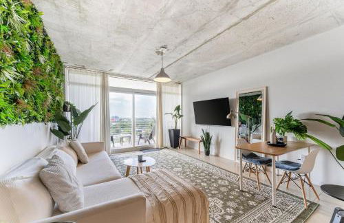 1BR Miami Retreat with BBQ, Pool, & Skyline Views - Foto 29