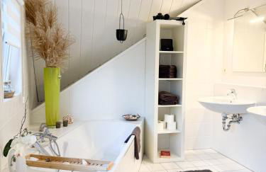 Gemütliches, helles Apartment mit Ofen, Badewanne & Dusche, Parkplatz, ganze Wohnung - Foto 3