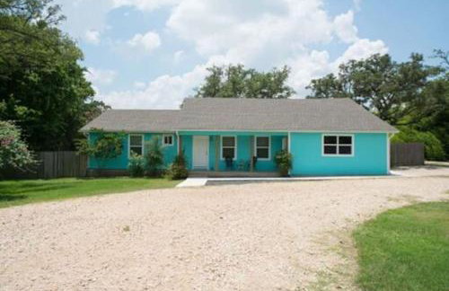 2 Large Bedrooms Open Living Peaceful - Photo 1