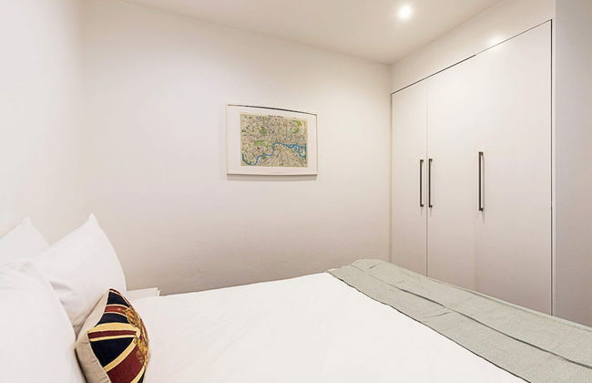 Charming Kensington Apartment - Photo 3