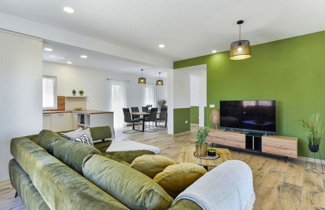 With Pool, Jacuzzi and Sauna - Photo 12