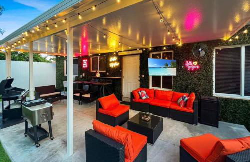 Escape GameRoom, BAR, BBQ, Spacious,KING Bed, All Luxury mattresses, Near Beach, 6 blocks away from Bars, Nite Clubs, Res, Shops - Photo 2