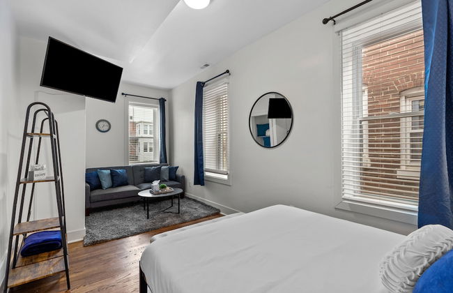 Expansive Downtown Home | JZ Vacation Rentals - Photo 5