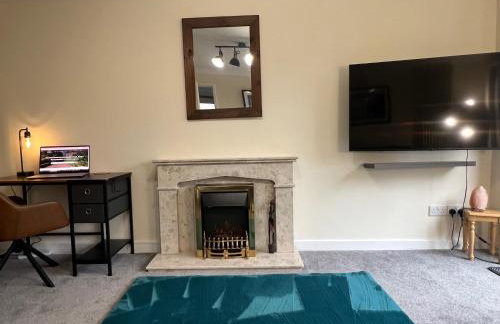 Superb Comfy 2 Bed House, Responsive & Caring Hosts Free WiFi & Parking, Close to MK Centre, Train Station, Santander, Network Rail by Webbhill Stays - Foto 56