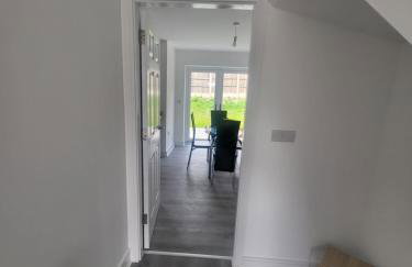 New Build 3-Bed in Rotherham Fast WiFi, Garden & Driveway - Foto 3