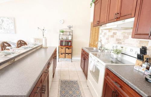 Sunshine and Roses Lakefront 1 Bed and 1 Bath Condo - Foto 9